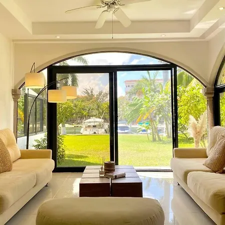 Charming Lagoon Front Villa By Casa Paraiso